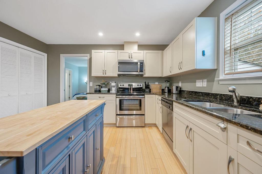 New Victorian Theme, 3Br, Lrg Backyard Close To Pnc Arena, Downtown, And Rdu Airport Raleigh Extérieur photo